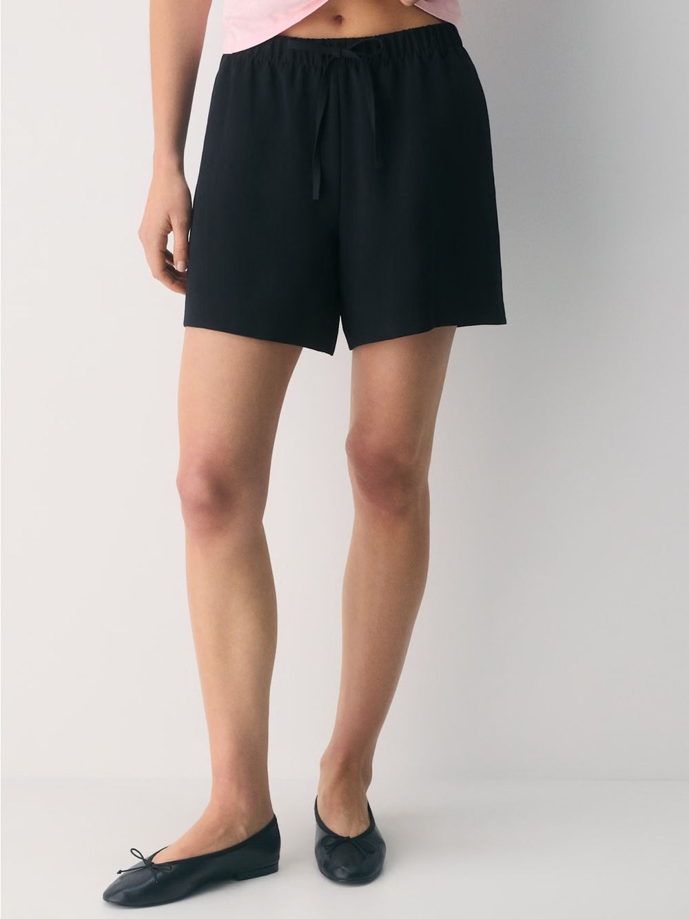 Aritzia The Lodge Short Mid-Thigh Crepette Black Shorts